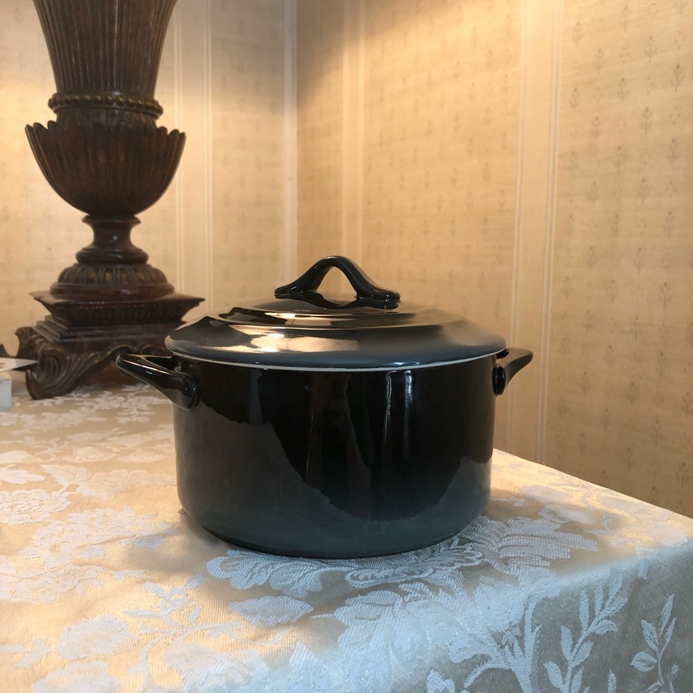 - Maxwell Williams casserole dish with lid